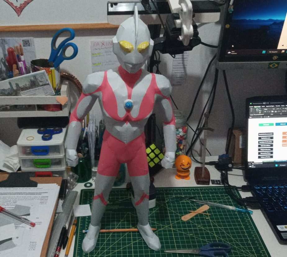 Ultraman de 50 cm em papercraft